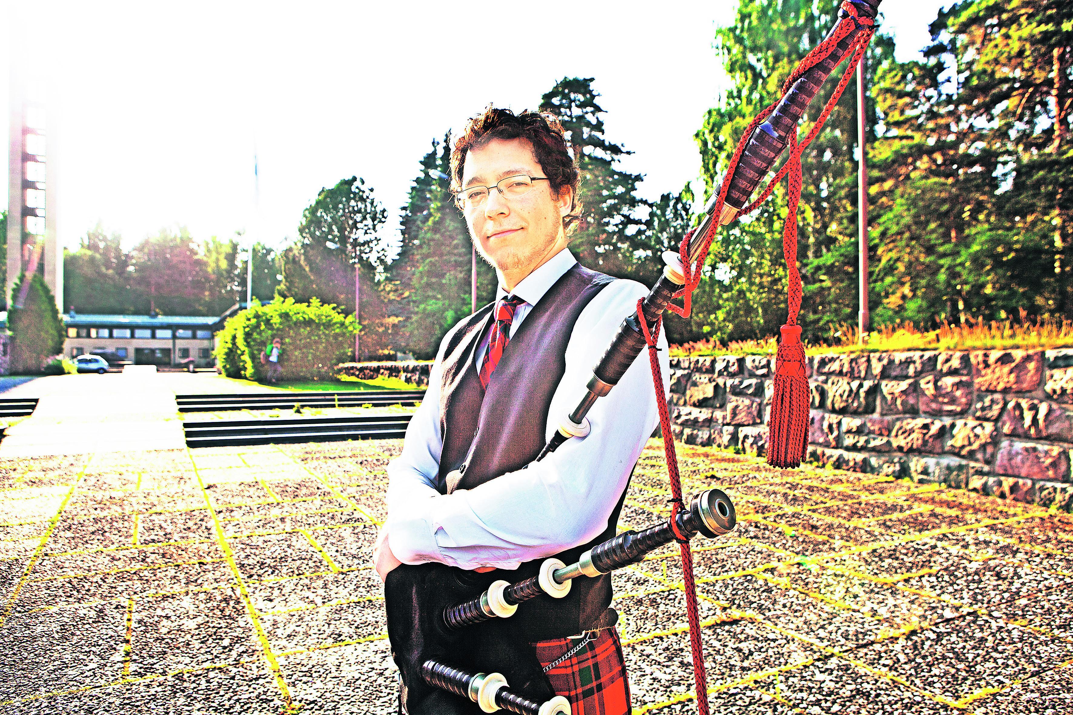 Tauolla. Gavin Hardie puhaltaa säkkipilliin The Helsinki Pipes and Drums -yhtyeessä. Vaikka soitto on vaativaa, yhtye etsii motivoituneita uusia puhaltajia.