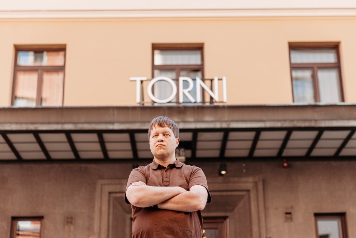 Tutkija Ville Jalovaaran mukaan Hotelli Torniin päämajansa perustaneet neuvostoliittolaiset eivät antaneet liittolaistensa eli Britannian edustajien liikkua siellä vapaasti. Hotellin aulassa oli konepistoolimiehet varmistamassa, etteivät britit päässeet katsomaan, mitä esikunnassa tapahtuu.