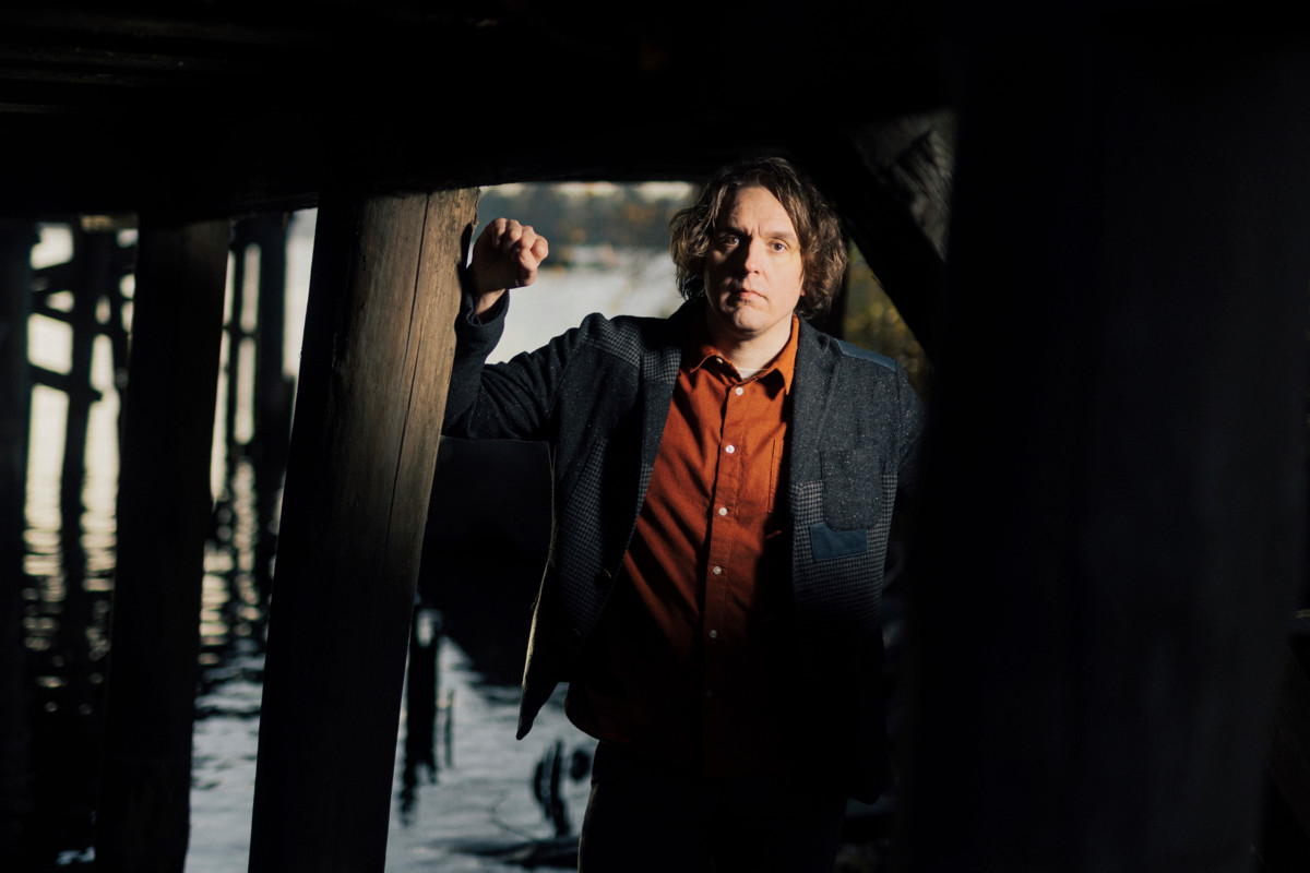 – Tulevaisuuden ajatteleminen aiheuttaa minulle lähes päivittäin huolen ja pelon aiheita. Mietin, minkälainen maailma on, kun nuorimmaiseni on aikuinen tai nuori, Iikka Hackman sanoo.