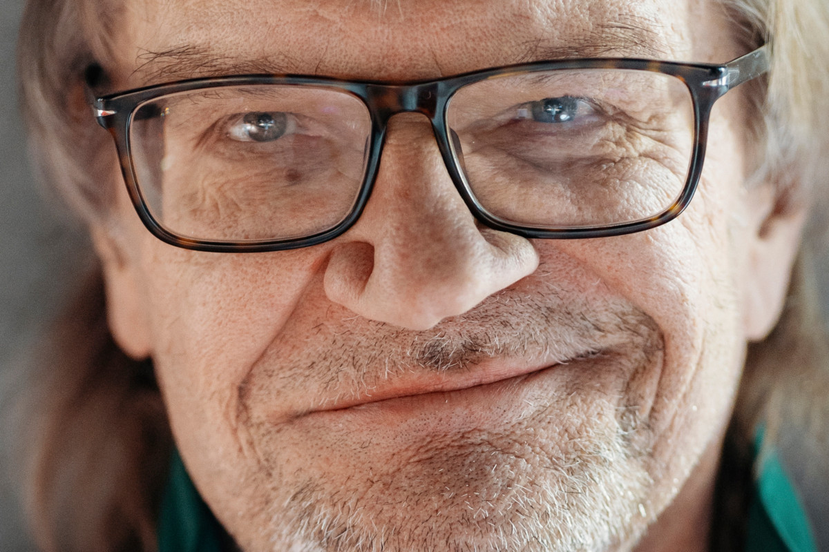 Selostaja Antero Mertaranta kertoo, että seurakunnassa sai olla nuori omine vaikeuksineen, ei tuomittu. Armo on hänelle ykkösasia. Sitä hän kaipaa myös ihmisten väliseen kanssakäymiseen.