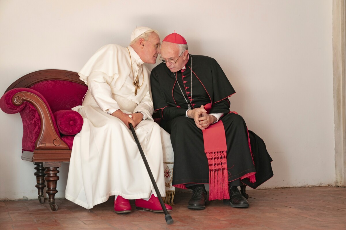 Netflixin Kaksi paavia kertoo paavi Benedictus XVI:stä ja kardinaali Jorge Mario Bergogliosta, josta tuli paavi Franciscus. 
