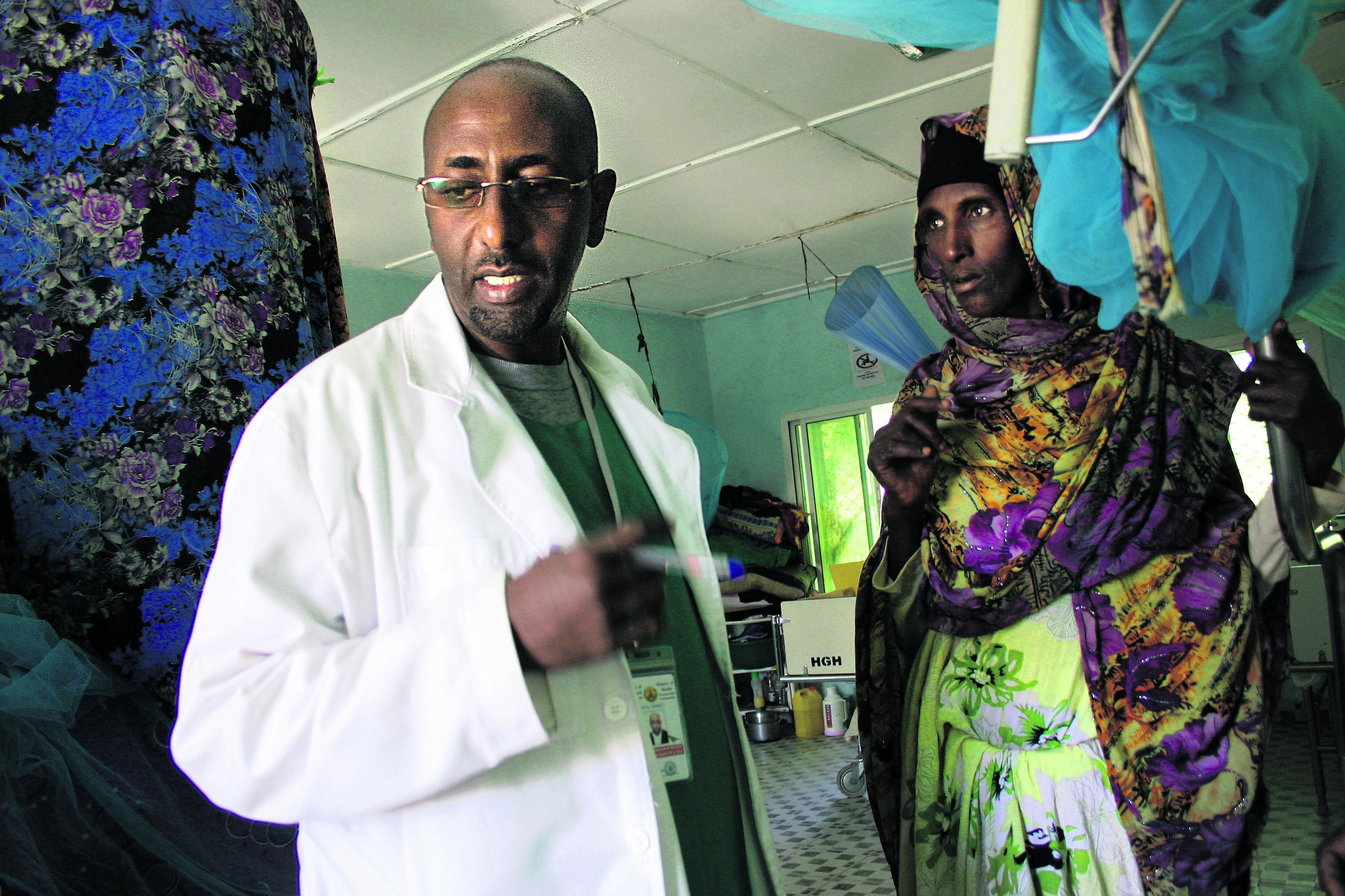 Palkitseva työ. Sairaanhoitaja Ahmed Abukar opiskeli ja työskenteli Suomessa ennen kuin lähti Somaliaan töihin Hargeisan kaupungin sairaalaan. – Tämä on minun tapani auttaa kotimaatani, Abukar sanoo.