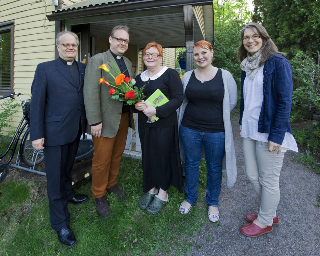 Korson uudeksi kirkkoherraksi valittiin Pirkko Yrjölä (keskellä). Onnittelemassa Hämeenkylän kirkkoherra, lääninrovasti Jukka Nevala (vas.), Korson vt. kirkkoherra Juha Ropponen ja Korson luottamushenkilöt Eve Rämö ja Sara Nummi. Kuva Markku Mattila.