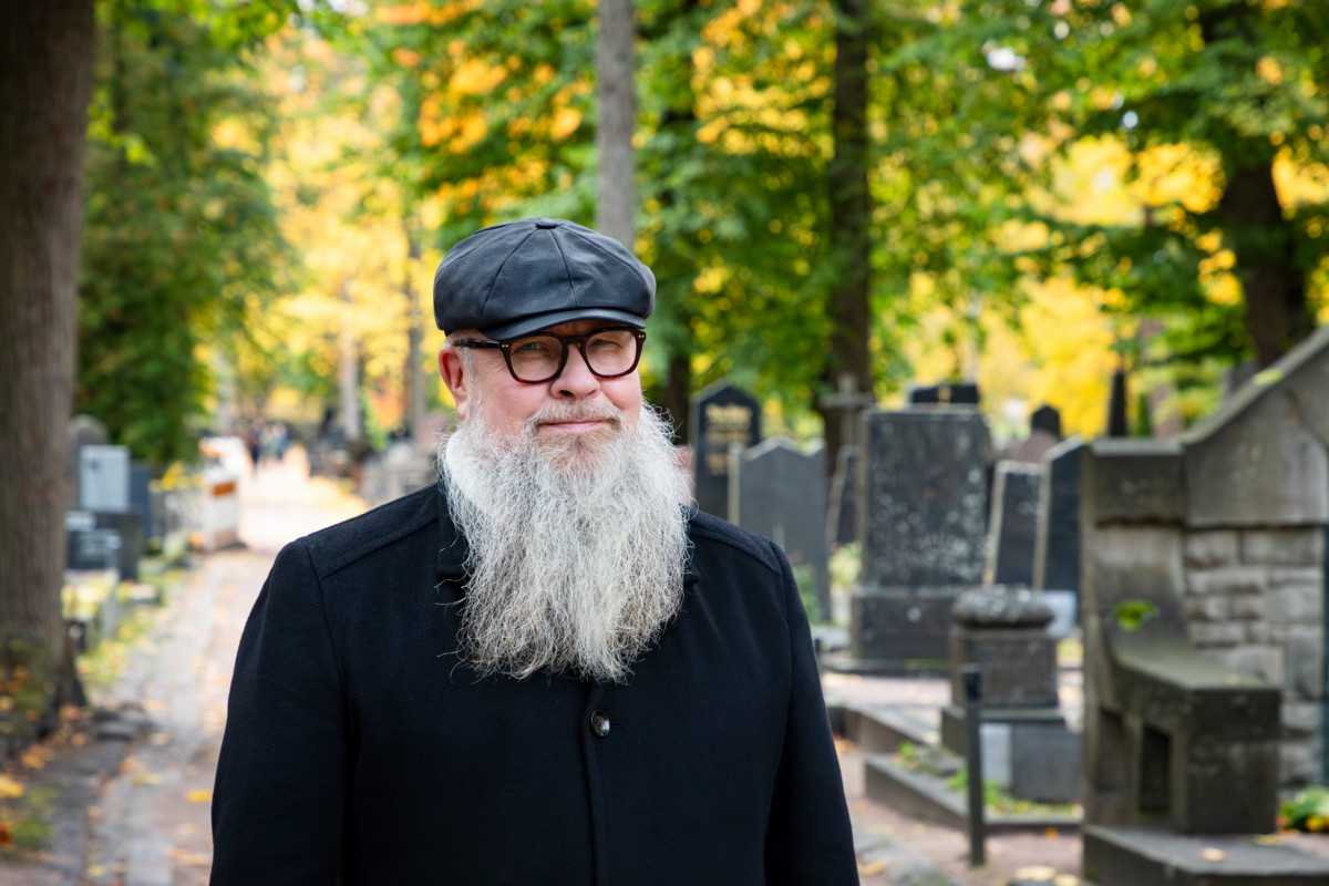 Hannu Aho tuli kesätöihin Hietaniemen hautausmaalle nuorena folkloristiikan ja uskontotieteen opiskelijana. Välillä hän kävi kokeilemassa muutakin työtä, mutta palasi hautausmaalle.