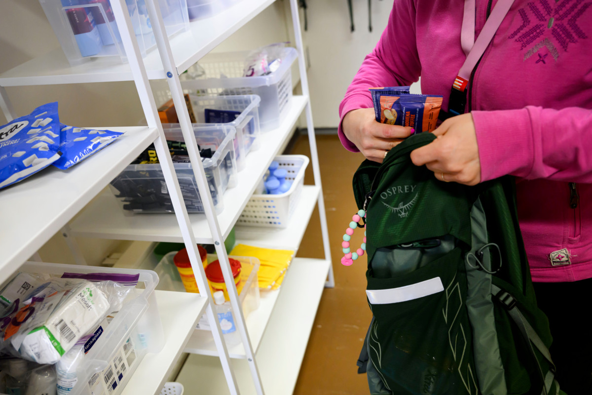 Jalkautuvaa työtä tekevät pakkaavat reppuihinsa muun muassa pientä syömistä ja juomista, villasukkia ja hygieniatuotteita. Moni kysyy myös, onko heillä purkkaa.