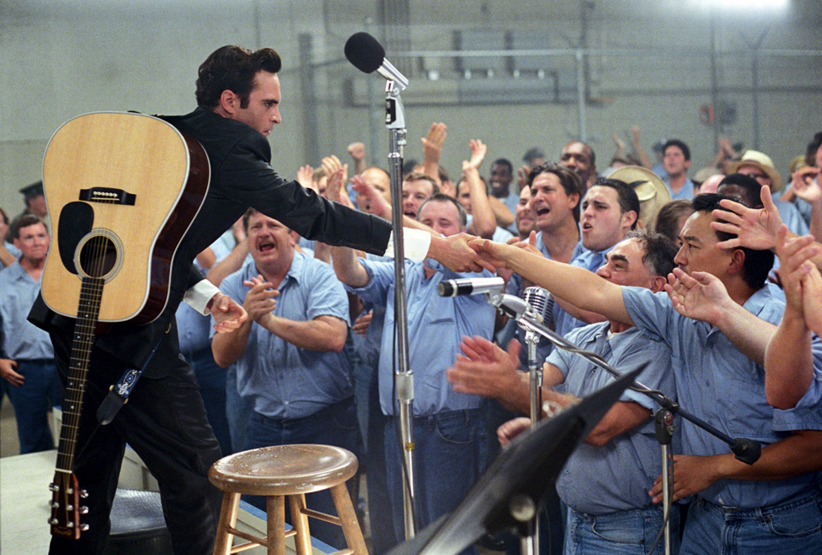 Countrylaulaja Johnny Cashista tuli uransa aikana intohimoinen vankien oikeuksien puolustaja. Walk the line -elokuvassa Cashia näyttelee Joaquin Phoenix. Kuva United Archives / Impress / MVPhotos