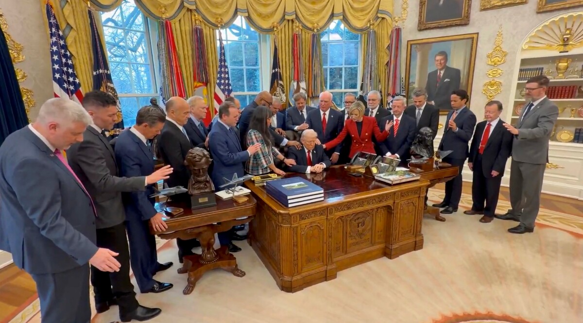 Joukko Yhdysvaltain evankelikaalisia pastoreita ja muita johtohahmoja rukoili Donald Trumpin puolesta presidentin virkahuoneessa maaliskuussa 2026. Credit line: X via Bestimage / Bestimage / MVPhotos