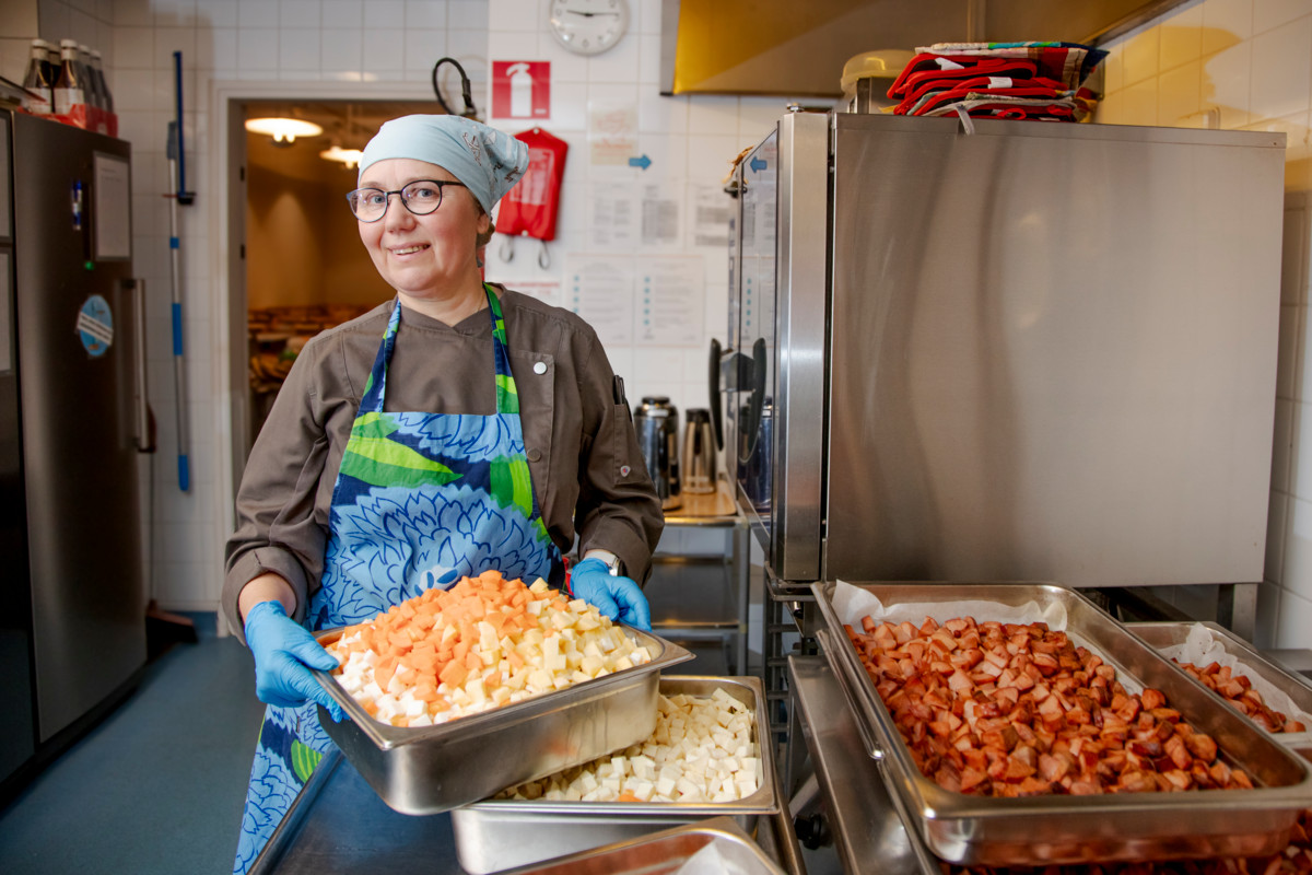 Kirsi Makkonen teki marraskuun ensimmäisellä viikolla makkarakeittoa Hakunilan kirkon keittiössä.