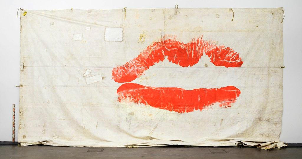 Vaimon huulet. Ismo Kajander ikuisti rakkautensa taidehistoriallisesti vuonna 1993 tekemäänsä teokseen Big Kiss. Kuva: Kansallisgalleria / Petri Virtanen