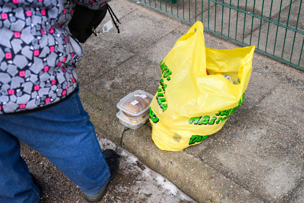 Apua hakevilla on mukanaan omat kassit, sillä Manna-apu ei jaa uusia muovikasseja ympäristösyistä. 55-vuotias pitkäaikaistyötön kertoi, että hän  ottaa aina myös kouluruoan mukaan, jos sitä vain on. ”Kun tukia on koko ajan pienennetty, ruoka-apu on monelle aivan välttämätöntä, elämän ja kuoleman kysymys”, nainen sanoo.