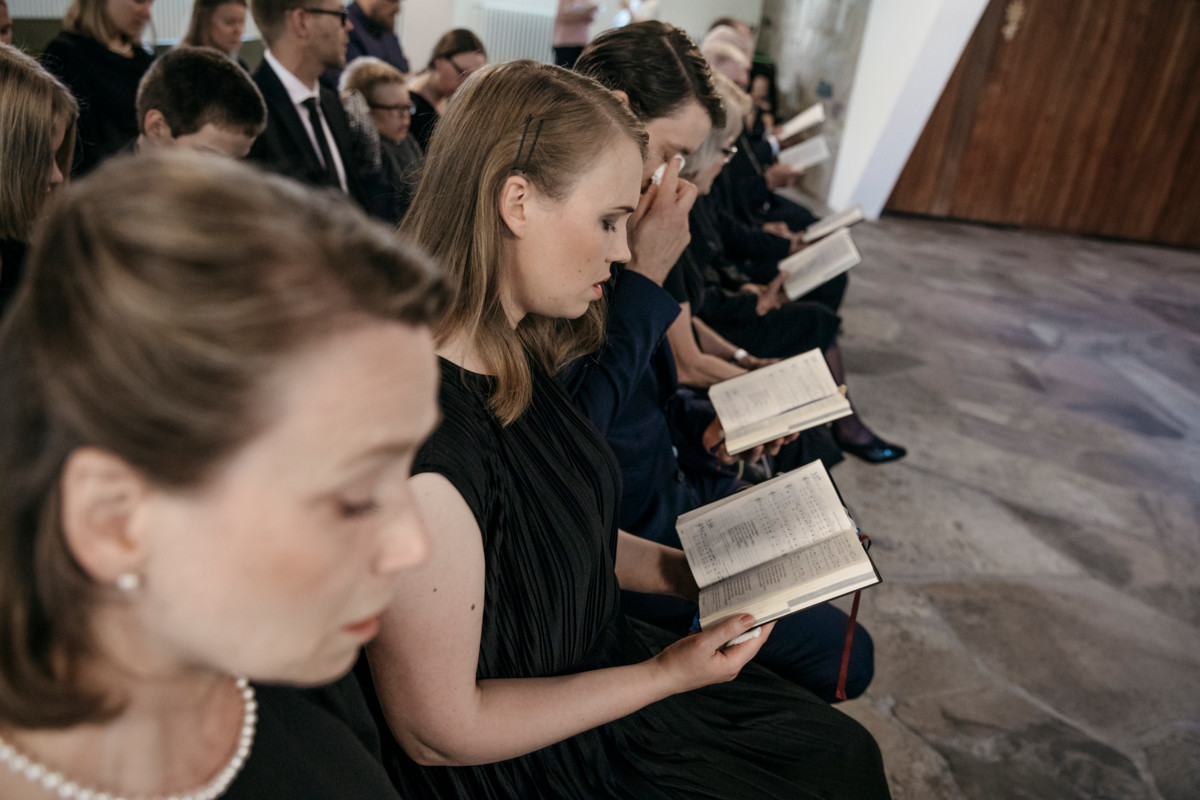 Ihmisillä on ollut tarve kokoontua yhteen suremaan ja muistelemaan vainajaa. Nykyään hautajaiset ovat pienentyneet ja osa omaisista tahtoisi jättää hautajaiset kokonaan järjestämättä.