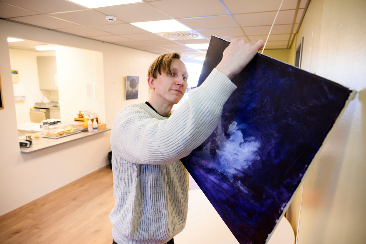 Miikka Toivola on viime aikoina maalannut akryyliväreillä, mutta hän piirtää myös lyijykynillä ja tietokoneella.