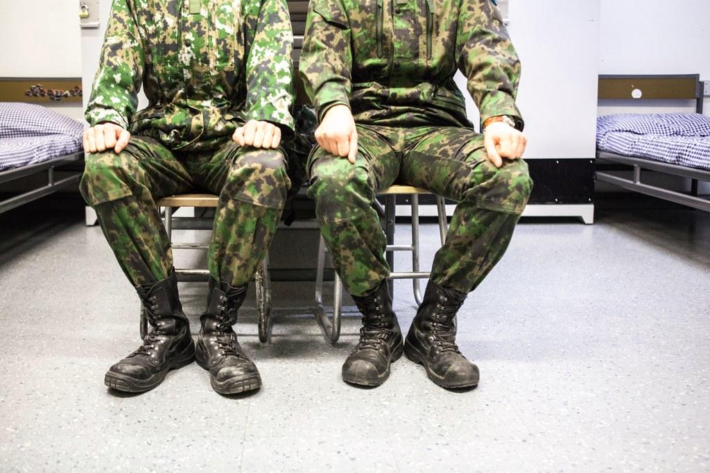 Varusmiehet ”jäpittävät”, eli ovat asennossa taistelujakkaralla. Kuva: Aku Siukosaari/Varusmiesliitto.