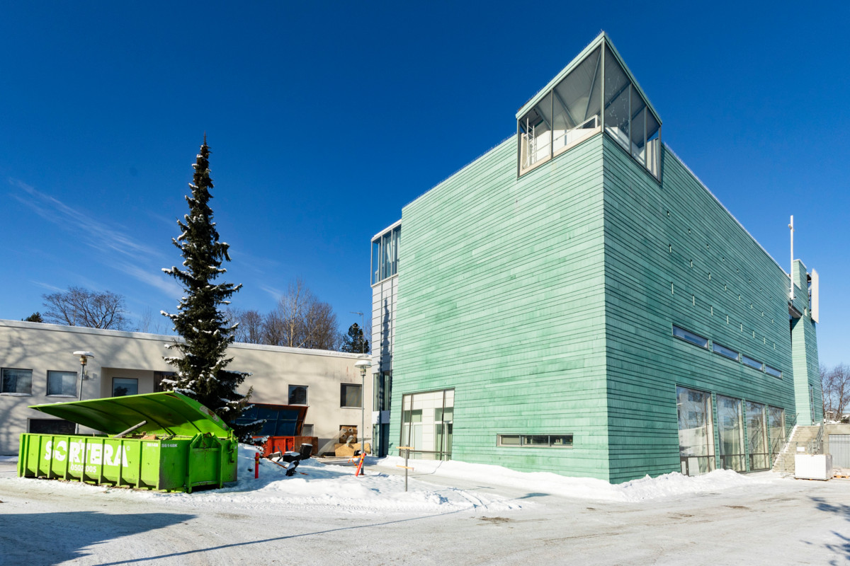 Korjaustöiden Hämeenkylän kirkolla piti olla jo ohi, mutta ne jatkuvat, sillä korjattavaa oli luultua enemmän. Kuva: Esko Jämsä