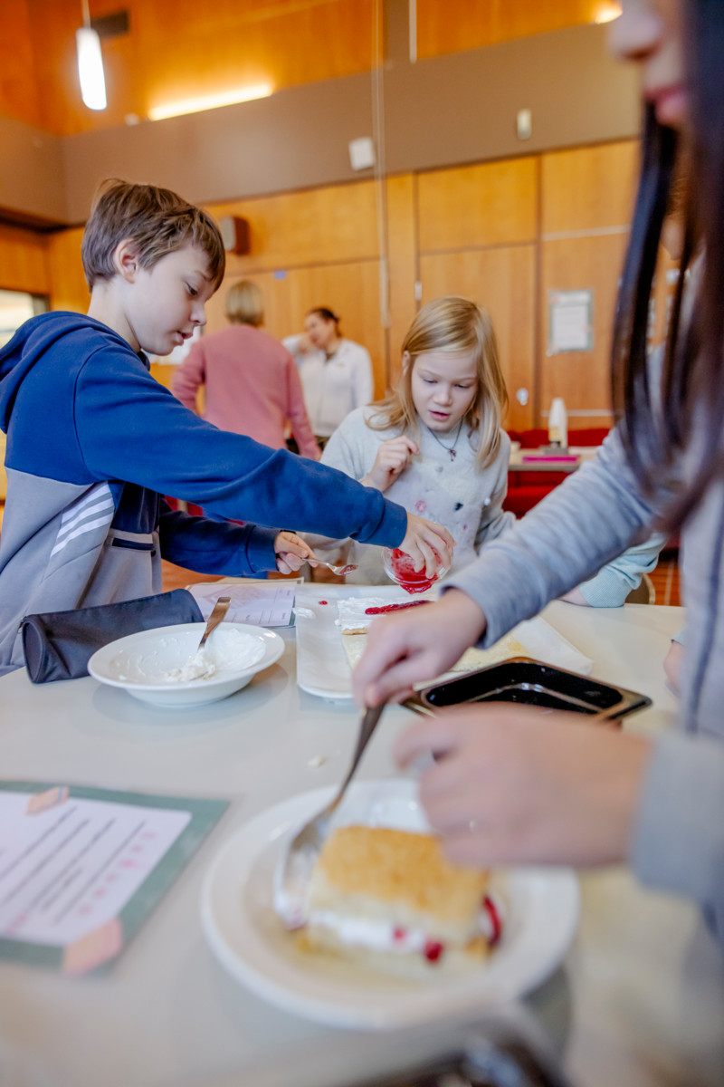 Anni Lundberg ja Aatu Kujala laittoivat täytteitä kakkuun.