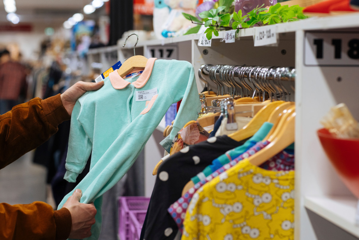 Vanhemmat kertovat, kuinka stressaavaa on, jos kaikki vaatteet on pakko löytää käytettyinä. Kirpputorien kiertäminen vie paljon aikaa.