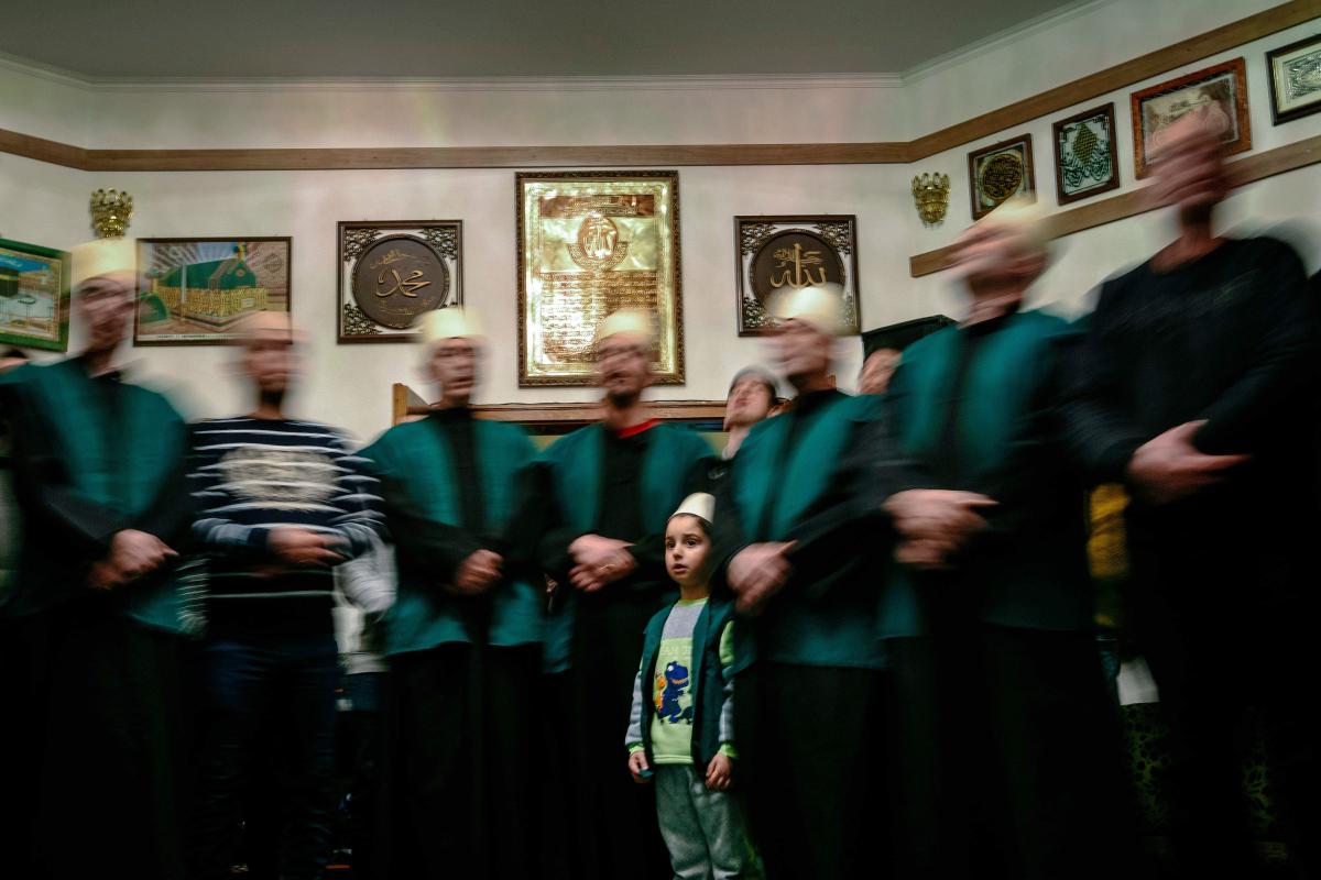 Ekstaasi on suufilaisuudessa tila, jossa ihminen on Jumalan luona. Rukouksen veisuu ja sen hypnoottiseen rytmiin tuudittautuminen saattavat nämä suufi-dervissit transsin kaltaiseen tilaan. Islamin mystiseen siipeen luettavat dervissit kokoontuivat Kosovon Gjakovaan (Đakovicaan) juhlistamaan kevättä. Sultan Nevruzin nimeä kantavan juhlan perinteisiin kuuluu myös rituaali, jossa dervissit puhkaisevat poskensa osoittamatta kipua.