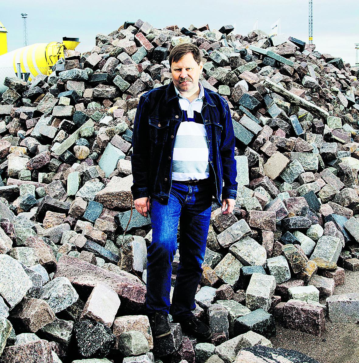 Suurta ja pientä. Kivimies Juha Palm on raskaan työn vastapainoksi kerännyt 45 vuotta postimerkkejä. – Käpylän asuntoon ei paljon muuta enää mahdukaan.