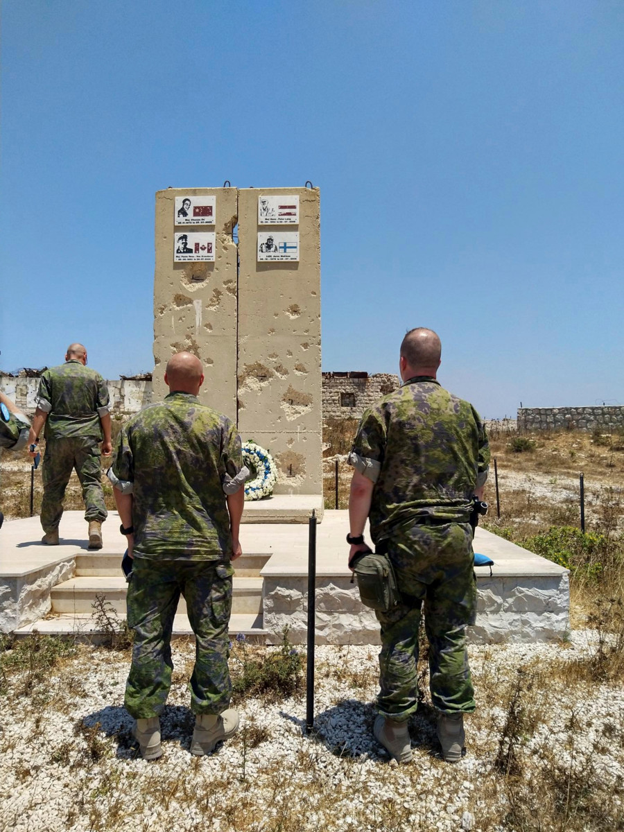 Kapteeniluutnantti Jarno Mäkinen on yksi kolmesta rauhanturvatehtävissä suorassa hyökkäyksessä kuolleesta suomalaisesta. Hän kuoli kolmen muun sotilastarkkailijan kanssa Libanonissa 25.7.2006, kun Israelin ilmavoimat pudotti 500 kilon pommin heidän tukikohtaansa. Kuvassa hiljentymishetki heidän muistomerkillään.