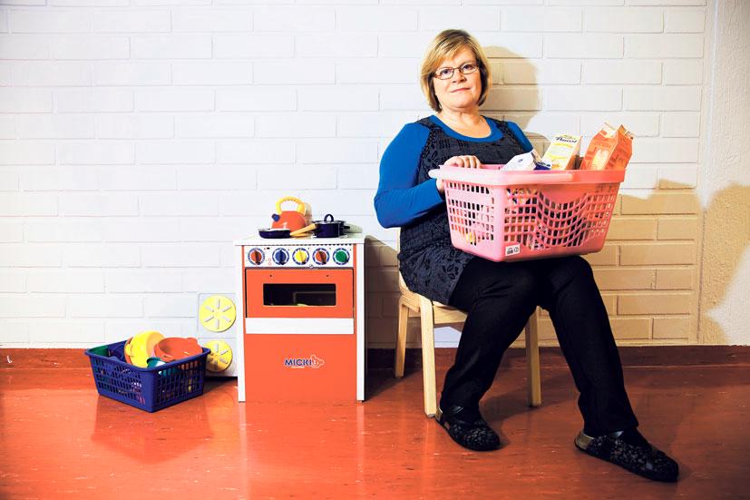Otollinen hetki. Hannele Kettusen mukaan kielen oppiminen onnistuu parhaiten, kun ollaan kiinnostuneita siitä, mitä lapsi parhaillaan tekee. Kuva: Sirpa Päivinen