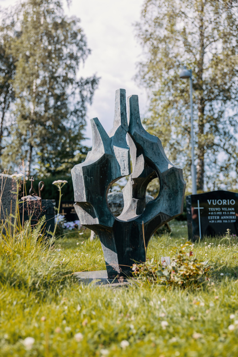 Kauko Räikkeen Liekki-veistos Maija Tohtua-Kotilaisen haudalla.