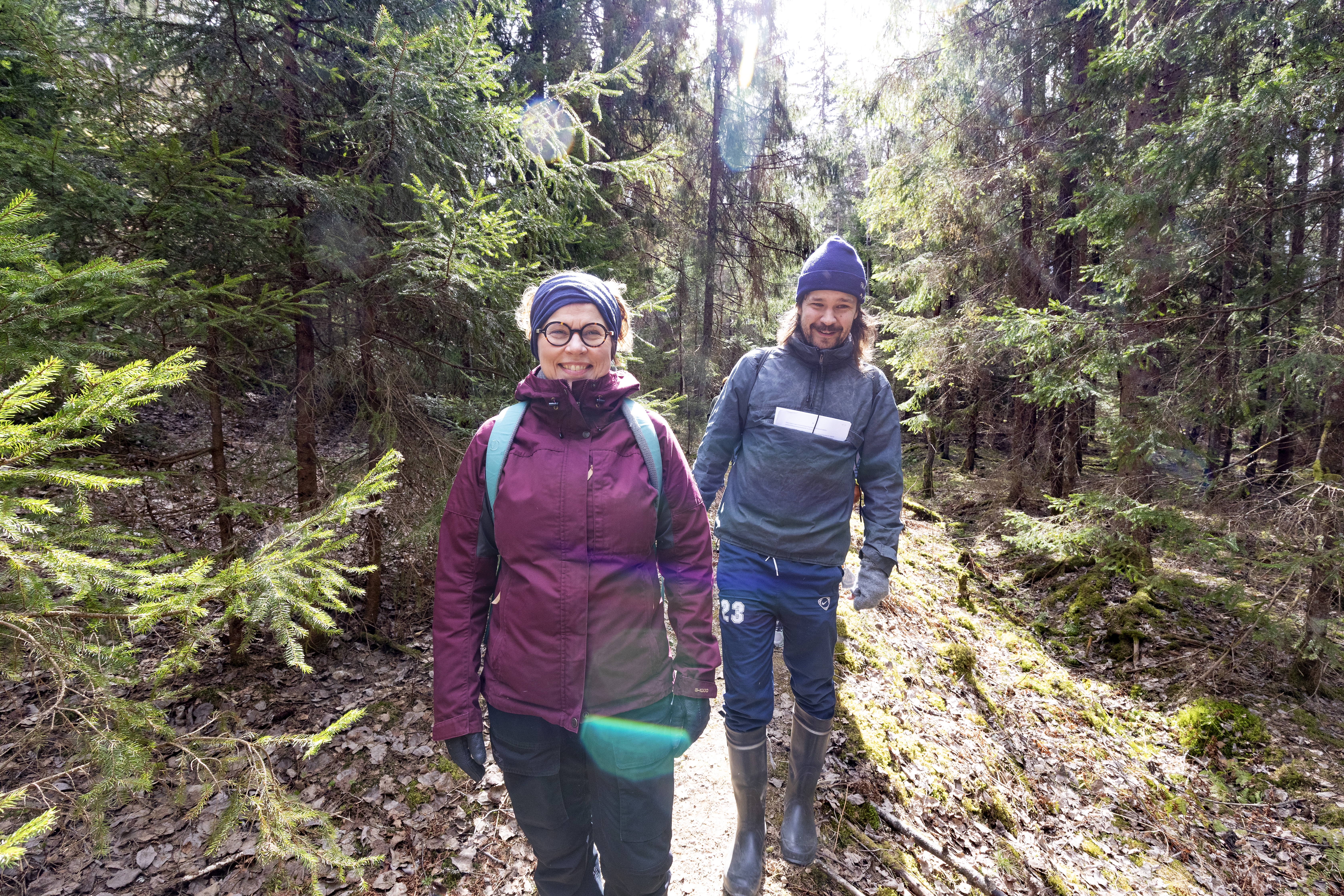 Espoon piispa Kaisamari Hintikka ja Luontoliiton metsäkartoittaja Otto Snellman tarkastelivat Espoon Velskolassa sijaitsevia metsiä osana isompaa retkikuntaa.