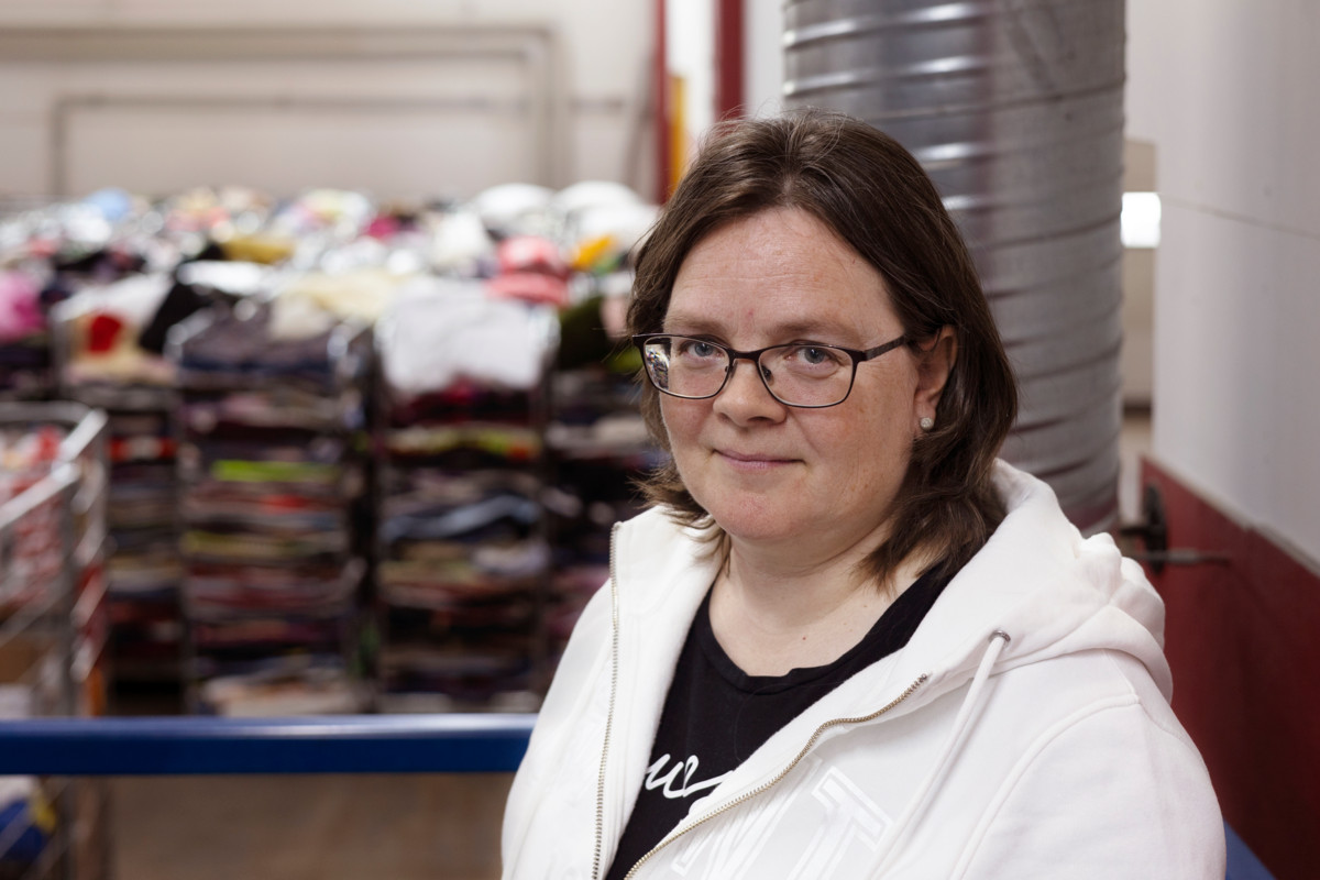 Teija Välimäki on työskennellyt Fidan lajittelukeskuksessa 18 vuotta. Hänen tehtäviinsä kuuluu muun muassa uusien työntekijöiden perehdytys.