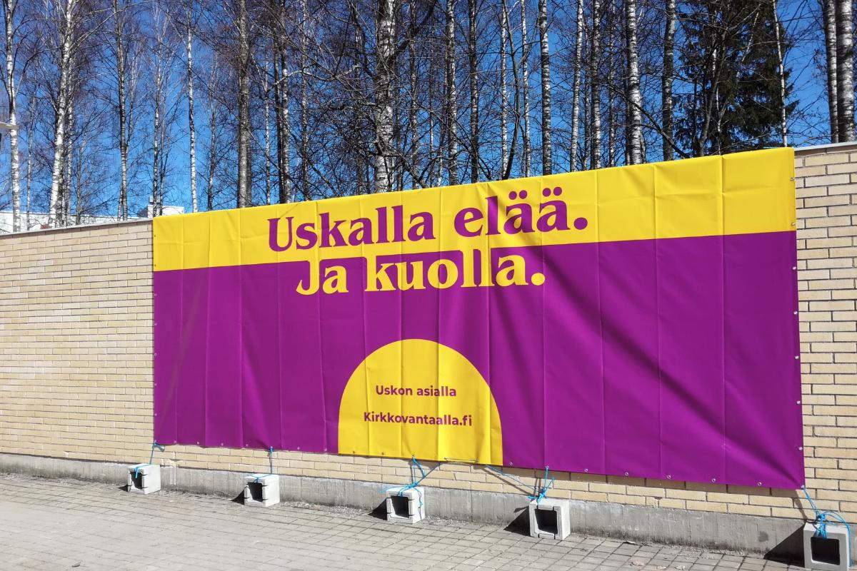 ”Uskalla elää. Ja kuolla.” -banderolli oli hävinnyt Myyrmäen kirkon tiilimuurista.