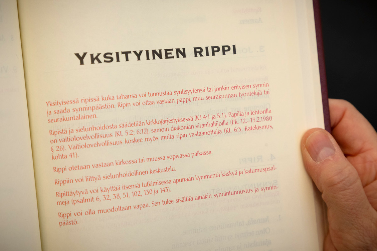 Kirkkokäsikirjassa on ohjeet rippiin, mutta harva tulee ripittäytymään papille.