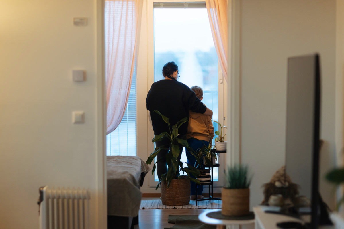 Kristi löysi viime keväänä pienemmän ja edullisemman kodin tutulta alueelta, jossa seitsemänvuotiaan pojan ystävät ja isä asuvat. Nyt Kela vaatii heitä muuttamaan vielä halvempaan asuntoon.