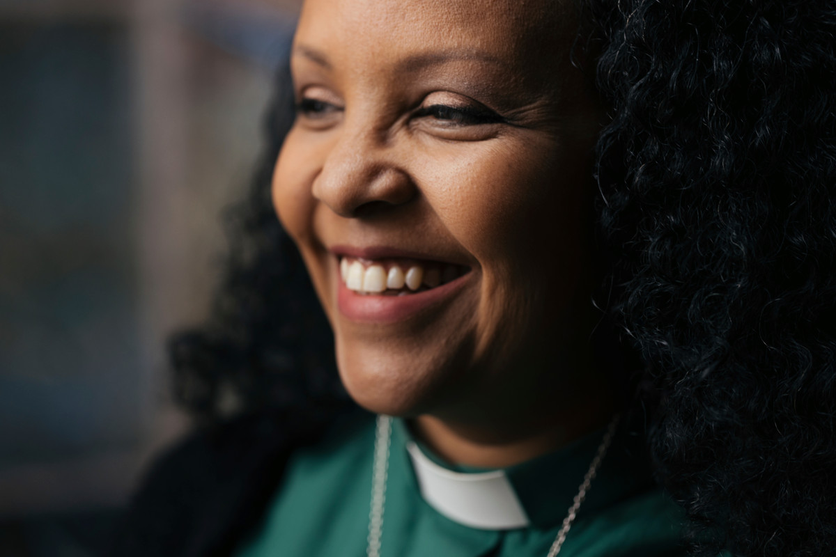 ”Ihminen voi kokea kuuluvansa kirkkoon, kun käy siellä. Mutta moni ei tiedä, että juridisesti jäsenyys vaatii vielä kasteen”, kertoo projektipäällikkö, diakoni Martta Shiberu.