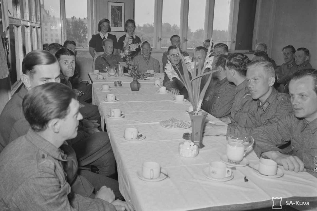 Nimipäiviä on vietetty myös poikkeusoloissa. Kuva pataljoonan komentaja kapteeni Löfin nimipäiviltä 28.6.1943. Kuva: Korpraali E. Heinänen / SA-kuva.