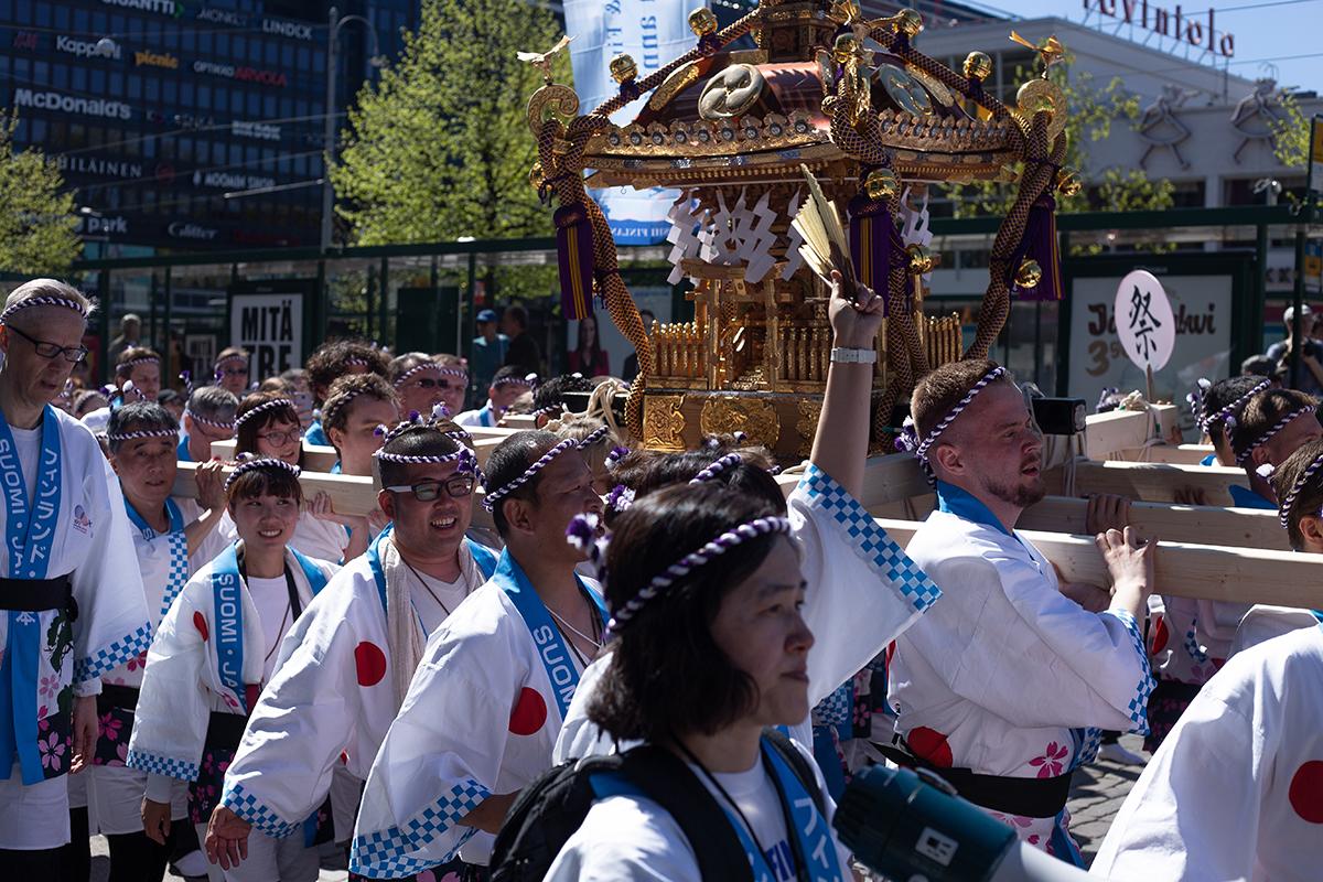 Perinteisiin matsuri-asuihin pukeutuneet kantajat kuljettavat šintolaista pienpyhäkköä, Omikoshia, Helsingin keskustan halki. Pyhäkköä käytetään šintolaisten kamien eli pyhien henkien siirtämiseen paikasta toiseen. Perinne pohjautuu ajatukseen, että kamit tulee aika ajoin päästää ulos temppeleistään, jotta he olisivat tyytyväisiä. Suomeen tuotu pyhäkkö koostuu 30 000 osasta ja painaa noin 100 kiloa. Omikoshin voi nähdä Kansallismuseossa ilmaiseksi 20.5.–2.6.