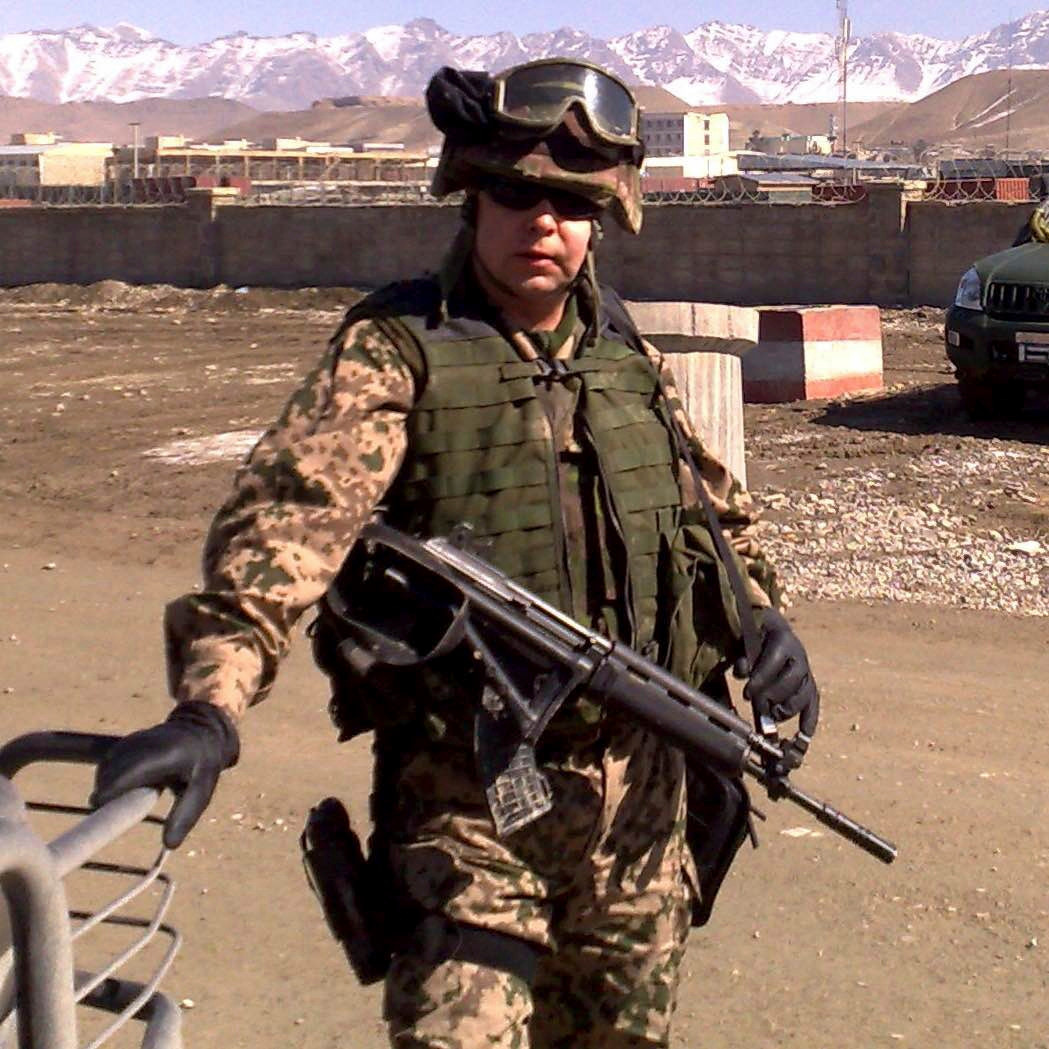 Teuvo V. Riikonen palveli sotilaspappina Afganistanissa vuonna 2008. Hänen mukaansa maata sanottiin kolmen v:n maaksi: se on maailman vuoristoisin, vieraanvaraisin ja vaarallisin. 