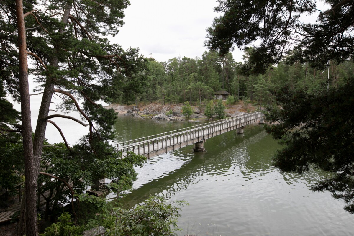 Kivisaaren ja edessä näkyvän Karhusaaren välissä on kävelysilta. Kuva: Annika Rauhala