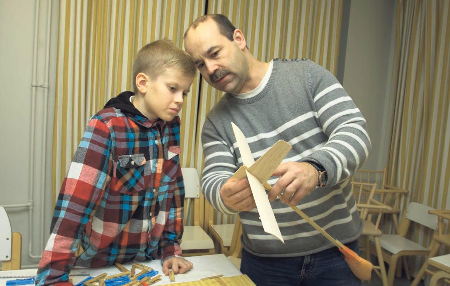 Janne Ropponen näyttää Caspar Koskelalle, miten Toka-liidokin sivuvakaajan alaosa kiinnitetään.