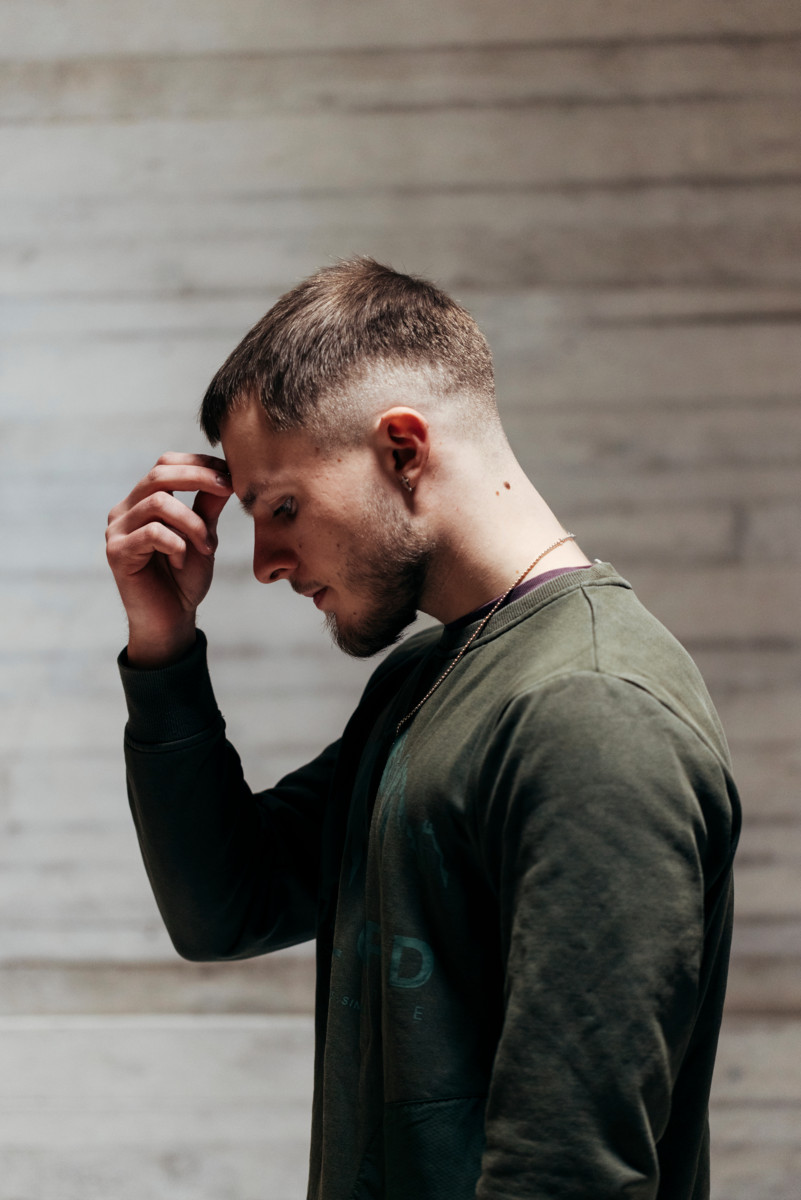 Akseli Haaranen harrastaa freestyle-uimahyppyjä eli kartsaamista ja tekee niistä videoita someen ja YouTubeen. Norjalaislähtöinen laji tunnetaan maailmalla myös nimillä deathdiving ja dødsing. Haaranen pitää hallussaan Suomen korkein kartsa -ennätystä, sillä hän on hypännyt 32,5 metristä kalliolta veteen. Ristinmerkki ennen vaativaa hyppyä antaa turvaa.