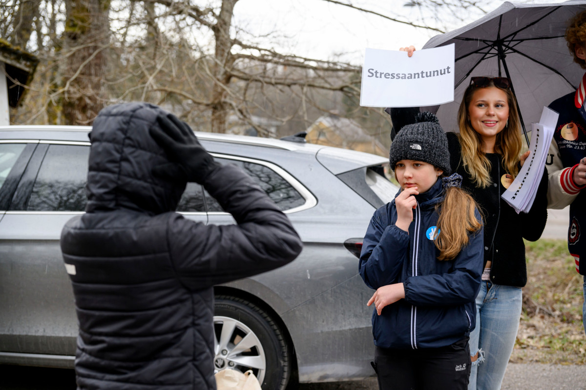  Minni Ruokolahti yrittää arvata, mitä sanaa Olivia Houttu esittää. Sanakylttiä pitelee kisan vapaaehtoinen Nelli Halme, 16.