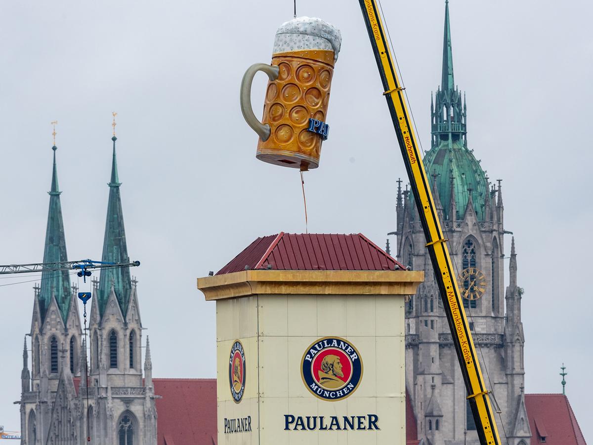 Münchenissä, Etelä-Saksassa valmistaudutaan jo Oktoberfestin viettoon. 1,5 tonnia painava oluttuoppi nostettiin viime viikolla paikalleen pyhän Paavalin kirkon eteen odottamaan suuren olutjuhlan alkua. Apostoli Paavali esiintyy myös Paulaner-oluen nimessä. Paulanerin valmistus aloitettiin müncheniläisessä luostarissa jo 1600-luvun alussa. Münchenin kaupungin nimikin tulee munkkia merkitsevästä saksan sanasta Mönch. Tänä vuonna Oktoberfest alkaa syyskuun 21. päivänä ja jatkuu lokakuun kuudenteen päivään asti.