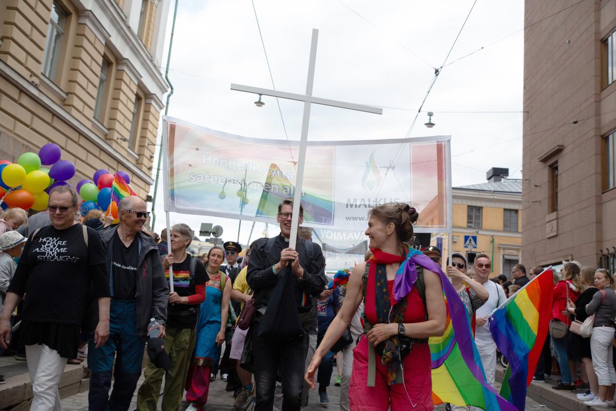 Suomen evankelis-luterilainen kirkko oli poikkeuksellisen vahvasti läsnä tämänvuotisessa Pride-tapahtumassa Helsingissä. Se oli tapahtuman yhteistyökumppani, järjesti halaustapahtuman konttikirkolla ja sen kolme piispaa osallistui Priden tapahtumiin. Lauantaina 29. kesäkuuta Senaatintorilta starttasi kulkue. Siitä kantautui muun muassa Suvivirren sanat, kun Sateenkaariyhdistys Malkuksen väki osui kohdalle. Malkus-nimi tulee Raamatusta (Joh. 18:10), ja se on alun alkaen otettu käyttöön Helsingissä Setan kristillisen Malkus-ryhmän nimeksi 1980-luvun alussa. Sittemmin Malkus vakiintui myös valtakunnallisen yhdistyksen nimeksi. Malkus pyrkii edistämään, seksuaali- ja sukupuolivähemmistöihin kuuluvien ihmisten hengellistä ja henkistä hyvinvointia.