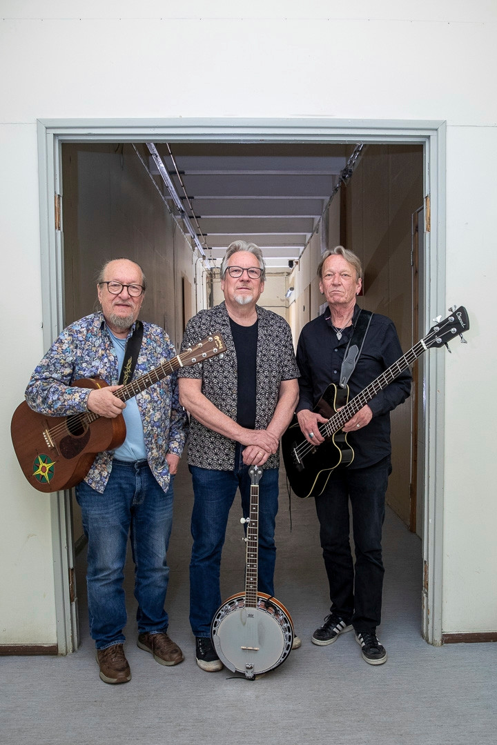 –  Velj. Löytty syntyi periaatteessa vuonna 2016, mutta oikeastaan se on ollut kasassa siitä lähtien, kun meistä kolmesta nuorin eli Mikko (oik.) syntyi, Sakari Löytty (kesk.) naurahtaa. Jaakko Löytty on kuvassa vasemmalla. Kuva: Hannu Jukola