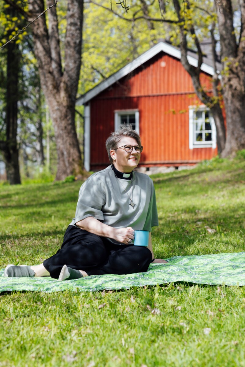 ”Juhannusjuhlaan voi ottaa mukaan jonkinlaisen istuimen, vaikka piknikhuovan tai retkituolin”, Katja Maidell-Taipale vinkkaa.