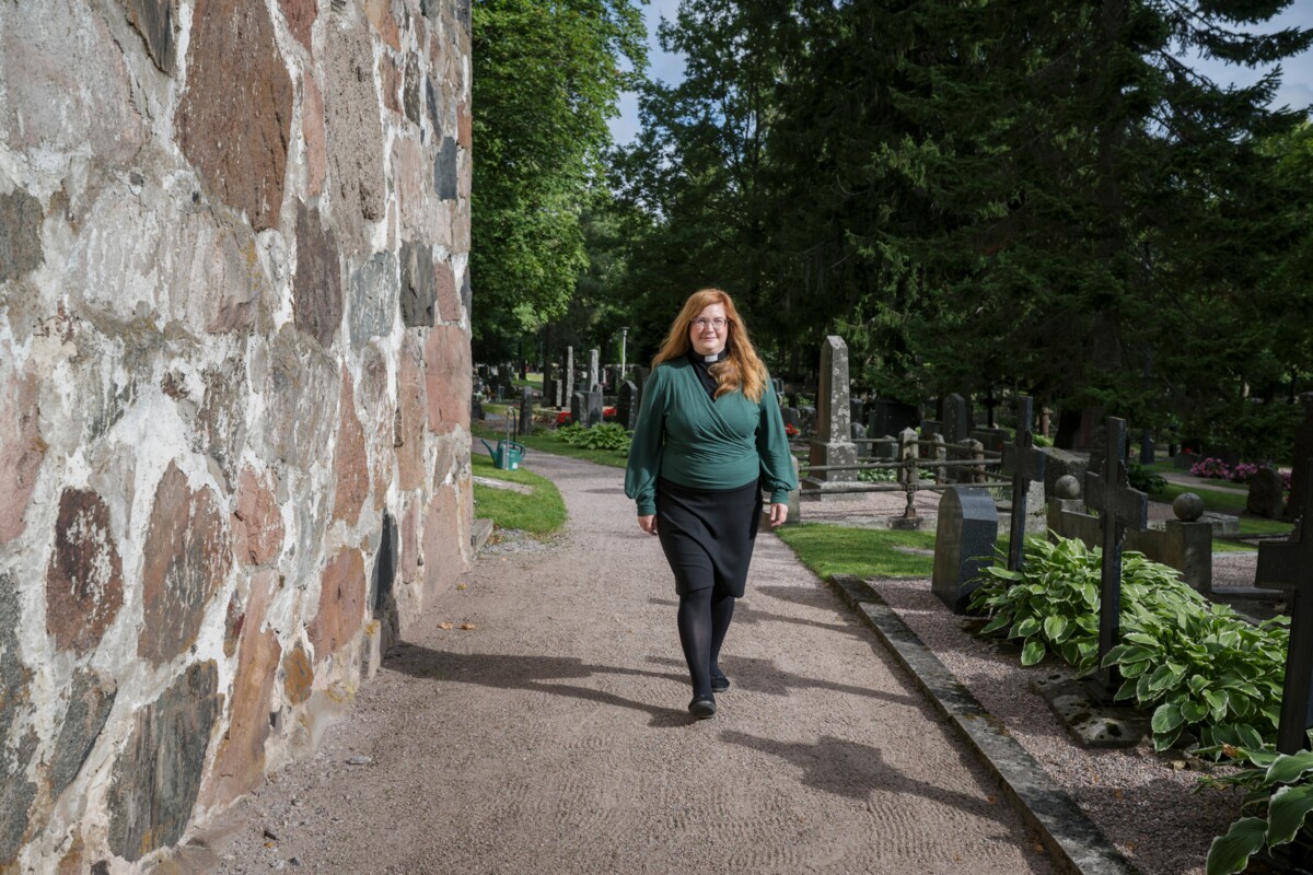 Tiina Vilponen kokee, että seksuaaliterapeutin ja laillistetun seksologin koulutus auttaa myös papin työssä tehtävässä kohtaamistyössä.