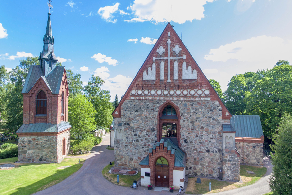 Seurakuntalaiset valitsevat Vanda svenska församlingin uuden kirkkoherran. Kärkihakijat antavat vaalinäytteen Vantaan Pyhän Laurin kirkossa elokuussa.