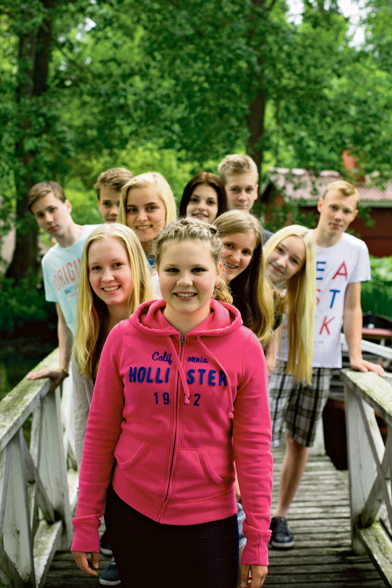 Ida Härkki (keskellä) ja vasemmalta Sofia Hägerström, Ansku Reimers, Juho Maukonen ja Severi Särkilahti, sekä oikealta Erika Ojanperä, Fanny Geiger, Saga Airaksela, Henri Tamper ja Akseli Siltala osallistuivat Espoonlahden riparille Hvittorpissa kesäkuun alussa.