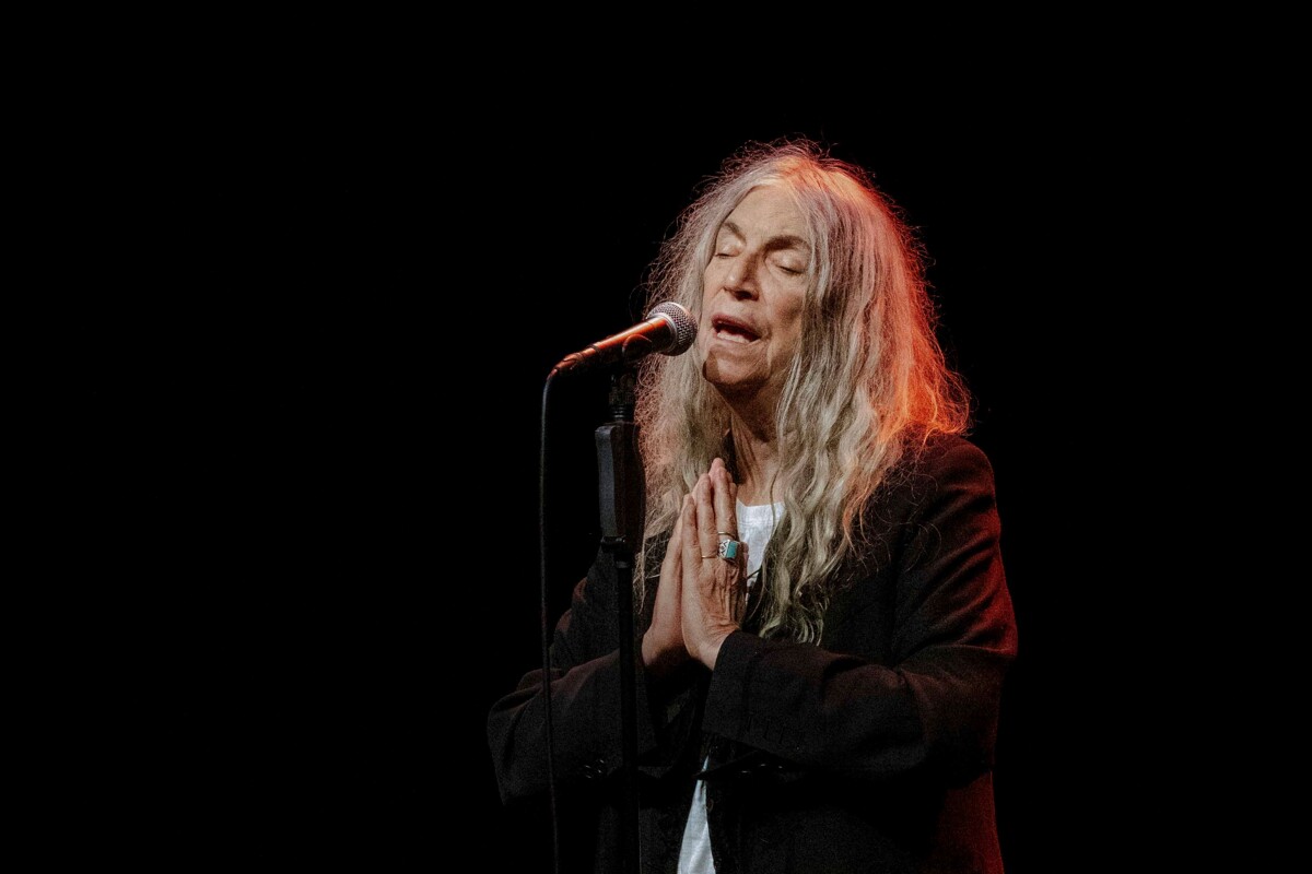 Patti Smith esiintymässä 22. heinäkuuta Tukholmassa. Lauantaina on vuorossa Helsinki. Kuva: Anna Hållams / TT  / Lehtikuva