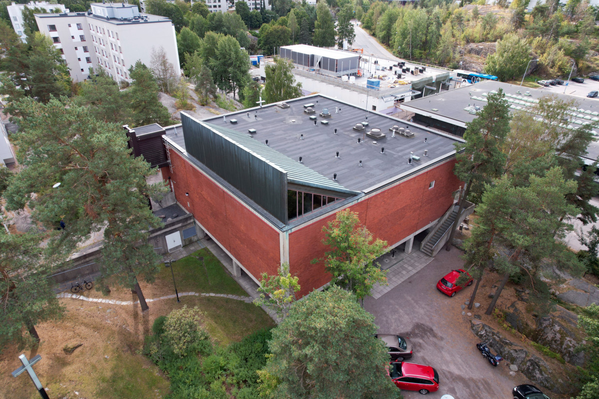 Pihlajamäen kirkko valmistui vuonna 1976. Se saa uuden omistajan, mikäli Kirkkohallitus hyväksyy kirkon myynnin.