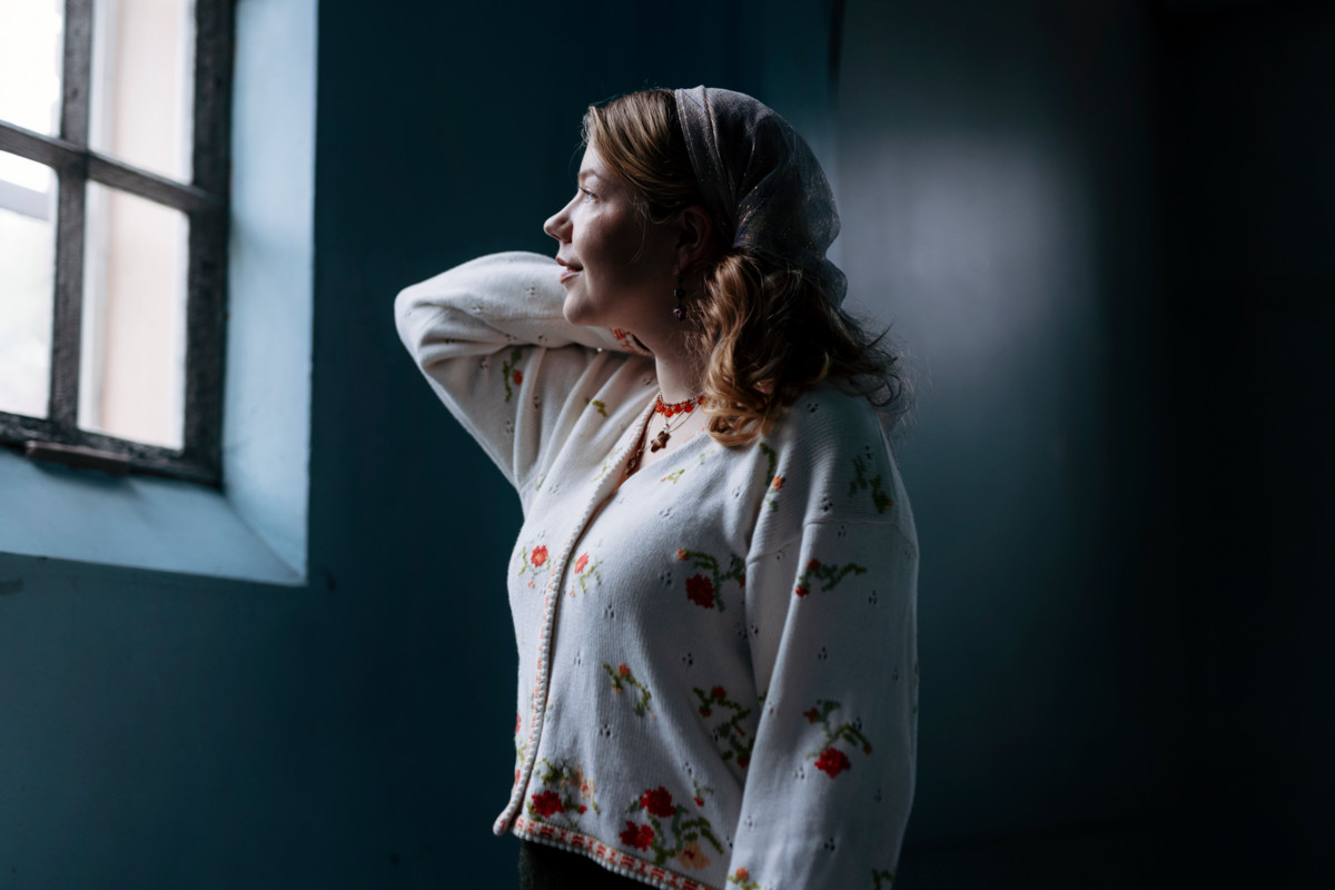 Lyytistä on hyvä, että luterilainen kirkko on yrittänyt pysyä ajassa kiinni, mutta samalla se tuntuu latistavan uskonnon arkiseksi. ”Nuorenakin olisin kaivannut enemmän mysteerin äärellä olemista.” 