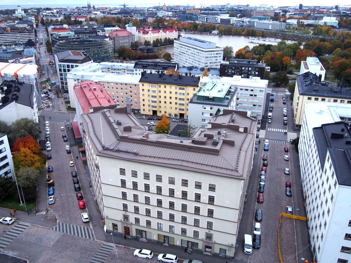 Vuonna 1926 valmistunut kivitalo sijaitsee Siltasaarenkadun, Neljännen linjan ja Suonionkadun kulmassa vastapäätä Kallion kirkkoa. Kuva: Tuula Sipilä / Helsingin kaupunginmuseo, vuosi 2023.