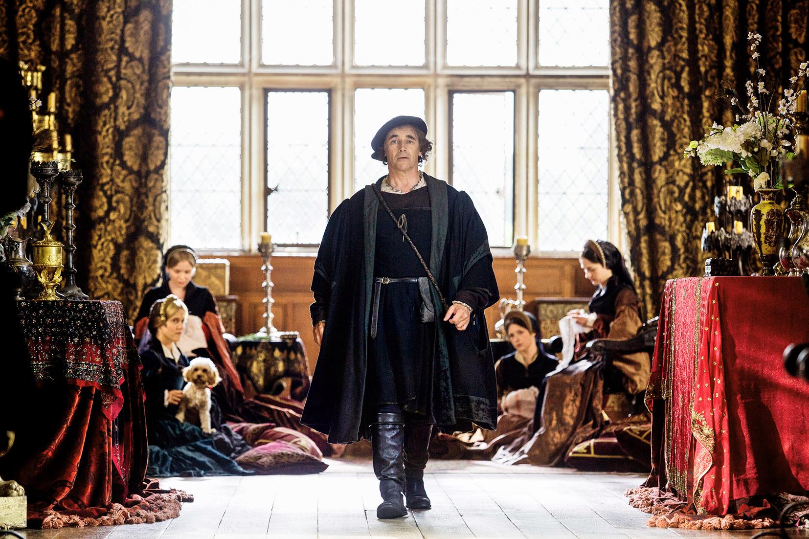 Vallan kahvassa. Thomas Cromwell edisti kuninkaan toiveiden mukaisesti kuningatar Anna Boleynin nopeaa tuhoa. Kun syytteitä tarvittiin, niitä löytyi.